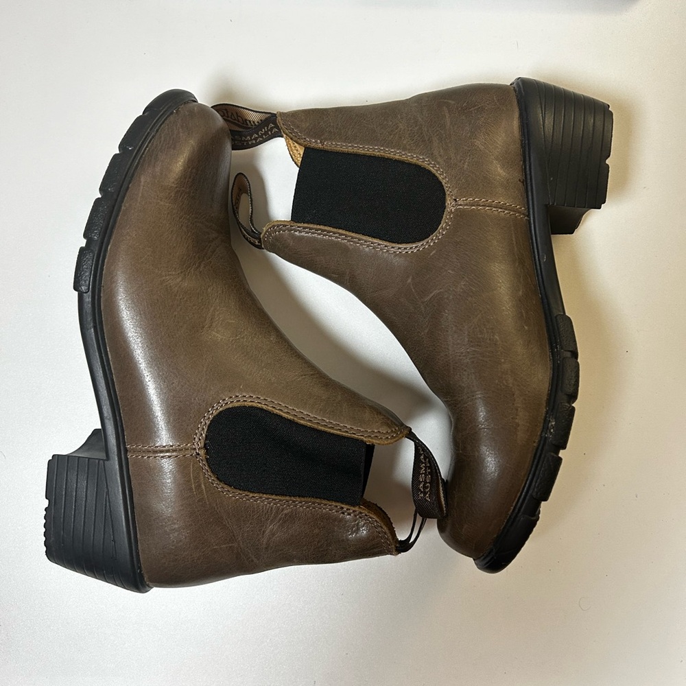 Blundstone Brown Chelsea Ankle Boots with Black Elastic